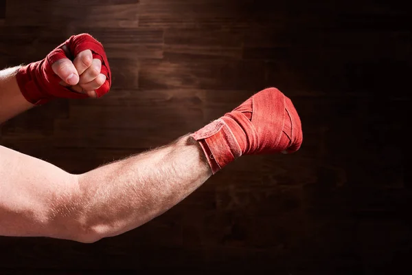 Primer plano de las manos del boxeador con vendaje listo para una lucha contra la pared marrón . —  Fotos de Stock