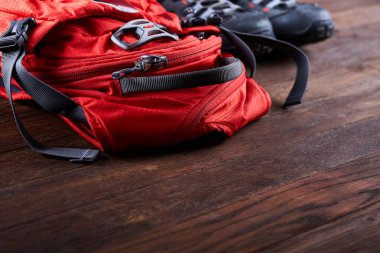 Hiking, cihazları: sırt çantası ve ahşap kurullarında trekking botları.