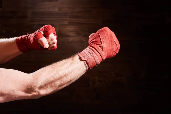 Detail z rukou boxer s obvazem připravena k boji proti hnědé stěny. — Stock fotografie