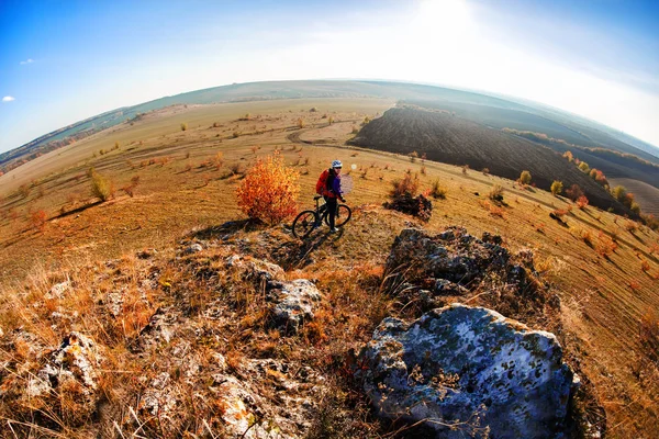 Ampio angolo di vista del ciclista in piedi con mountain bike sul sentiero all'alba — Foto Stock