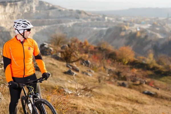 Ciclista montando en bicicleta por Rocky Hill. Concepto de deporte extremo. Espacio para el texto . — Foto de Stock