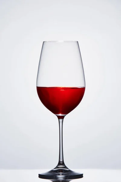Halffull 와인 빛 배경 반사와 레드 와인으로 순수 와인 글라스. — 스톡 사진