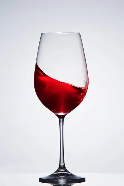 반사와 빛 배경 순수한 깨지기 쉬운 와인 글라스 서에서 레드 와인의 물결. — 스톡 사진