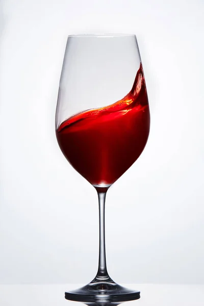 반사와 빛 배경에 밝은 레드 와인의 파도와 우아한 순수 와인 글라스에 아래로. — 스톡 사진