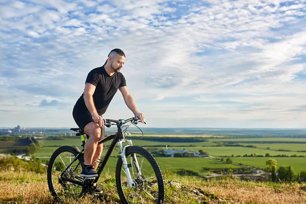 Привлекательный велогонщик катается на велосипеде по красивому летнему горному трилю . — стоковое фото