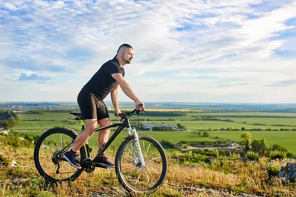 Ciclista atraente andando de bicicleta na bela montanha de verão tril . — Fotografia de Stock