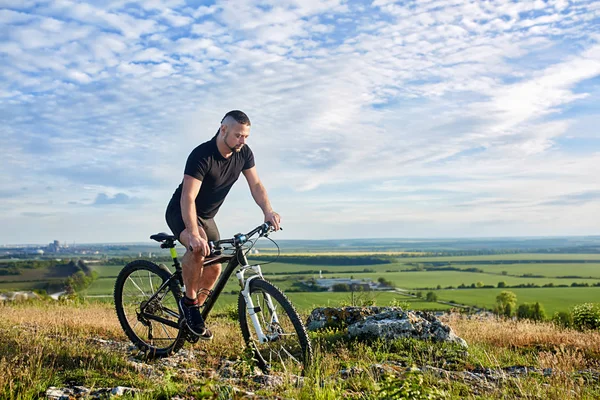 Ciclista atraente andando de bicicleta na bela montanha de verão tril . — Fotografia de Stock