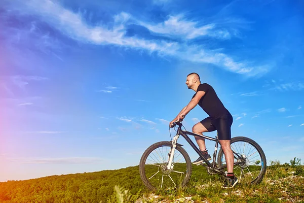 Jovem ciclista andando de bicicleta na bela trilha de montanha de verão . — Fotografia de Stock