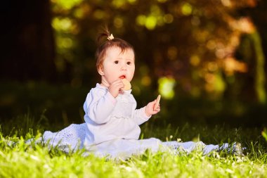 Çayır ve Beklemeler snack parkta oturan mutlu çocuk portresi.