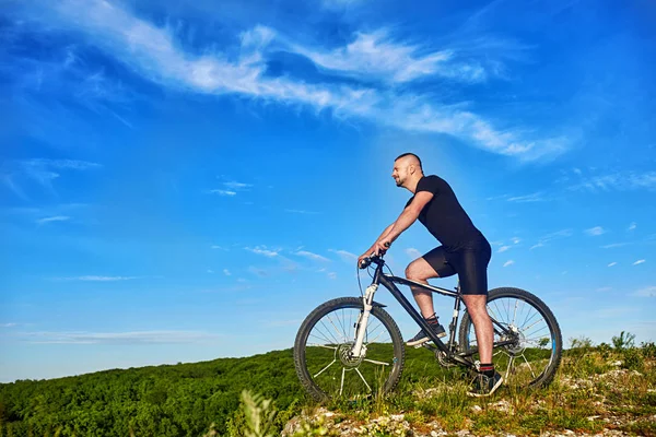 Jovem ciclista andando de bicicleta na bela trilha de montanha de verão . — Fotografia de Stock