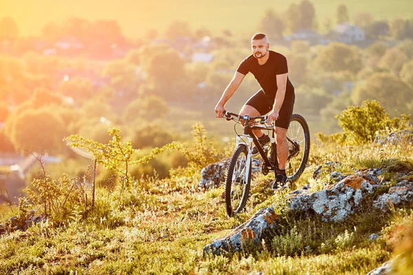 Ciclista de montanha extrema andar de bicicleta em trilha rochosa no campo . — Fotografia de Stock