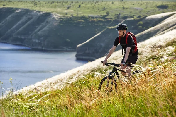 Atraktivní cyklistu jedoucího cyklista na krásné letní horské stezce. — Stock fotografie