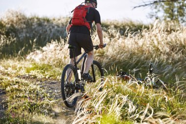 Çekici bisikletçi bisikletçi güzel yaz dağ izini sürme.