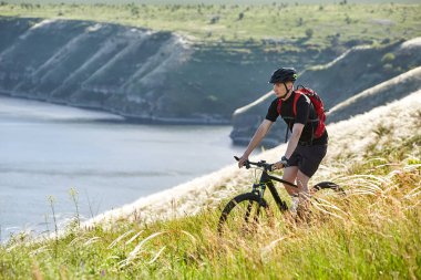 Çekici bisikletçi dağ bisikleti nehir üzerinde yaz iz sürme.