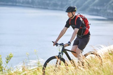 Çekici bisikletçi dağ bisikleti nehir üzerinde yaz iz sürme.