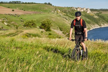 Çekici bisikletçi dağ bisikleti nehir üzerinde yaz iz sürme.