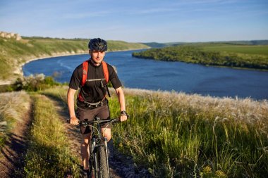 Çekici bisikletçi dağ bisikleti nehir üzerinde yaz iz sürme.