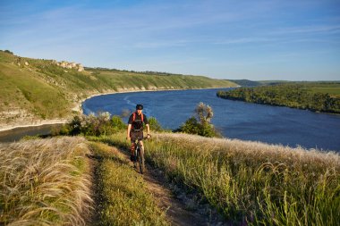 Çekici bisikletçi dağ bisikleti nehir üzerinde yaz iz sürme.