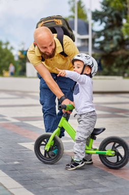 Babası bir Bisiklete binmek için oğlunu öğretim