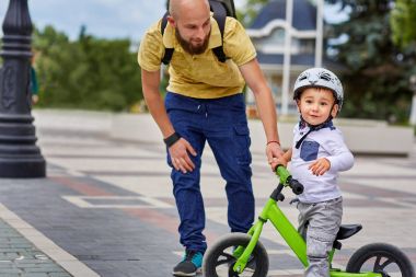 Babası bir Bisiklete binmek için oğlunu öğretim