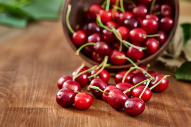 Taze kiraz meyvelerini su damlalarıyla kapatın..