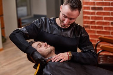 Fotoğraf ana ise sakal düzeltme istemci için berber salonu yapar..