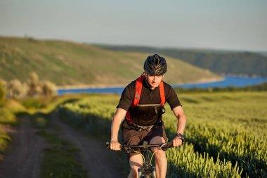 Çekici bisikletçi binme dağ bisikletçi yaz yeşil alanı.