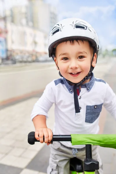 헬멧 승마 자전거에 소년 — 스톡 사진