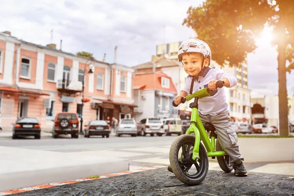 Chłopiec w rower hełm jazda konna — Zdjęcie stockowe