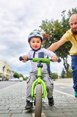 Babası bir Bisiklete binmek için oğlunu öğretim