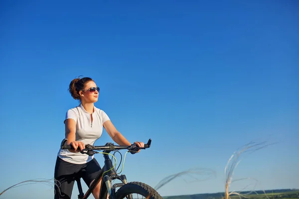 Πορτρέτο του υγιή τακτοποίηση και σπορ, αυτοπεποίθηση και επιτυχημένη ώριμη γυναίκα ποδηλασία σε ποδήλατο βουνού — Φωτογραφία Αρχείου