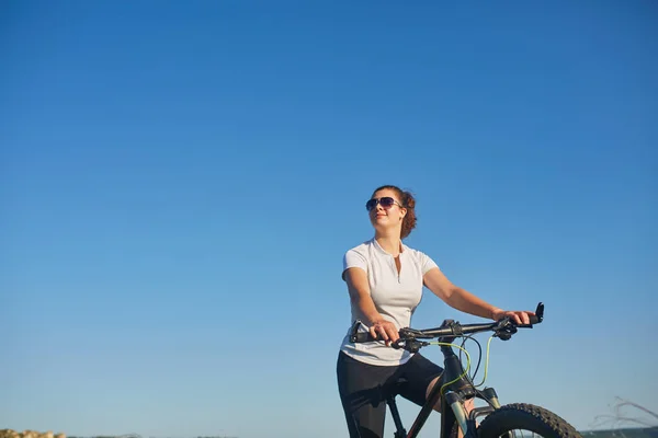 Portre sağlıklı uyum ve sportif, kendine güvenen ve başarılı Olgun kadın dağ bisikleti üzerinde Bisiklete binme — Stok fotoğraf