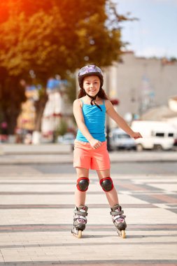 Sevimli küçük kız paten şehir skate Park güzel yaz günü öğrenme.