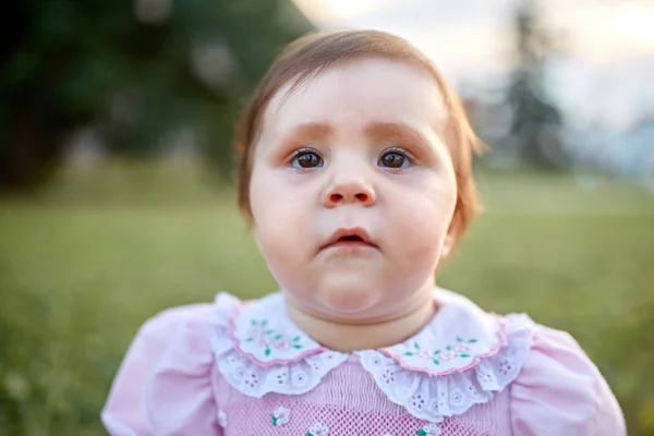 Dulce hermosa niña al aire libre mirando a la cámara. Alegre, feliz, emocionado. Primer plano Retrato — Foto de Stock