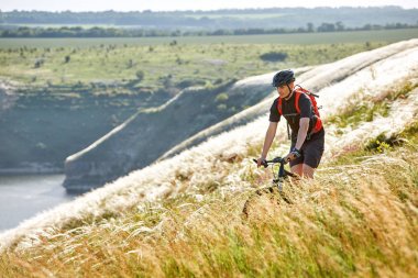 Gezgin adventur çayır on riverside üzerinde vardır
