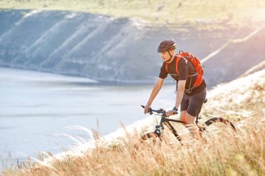 Gezgin adventur çayır on riverside üzerinde vardır