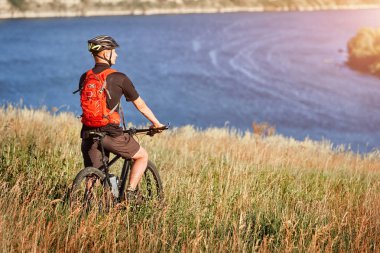 Gezgin adventur çayır on riverside üzerinde vardır
