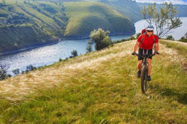 macera dağ bisikleti üzerinde Riverside