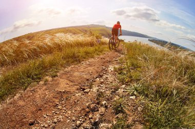 macera dağ bisikleti üzerinde Riverside