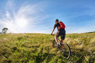 Gezgin güzel bahar dağ yolda binmek sırt çantası ile