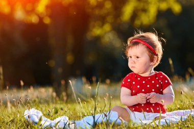 Güzel kız bebek Park'ın bahçesinde yakın çekim yaz portresi.
