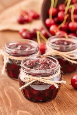 Ahşap zemin üzerinde kiraz reçeli