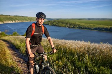 Gezgin adventur çayır on riverside üzerinde vardır