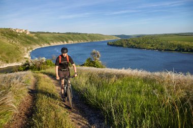 Gezgin adventur çayır on riverside üzerinde vardır