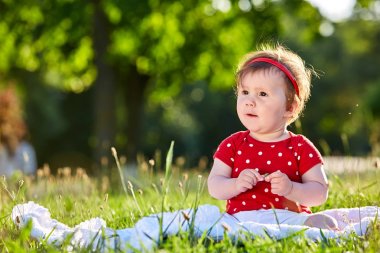 yaz elbise alana oturan kız bebek