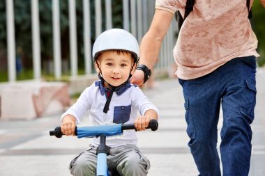 İlk ders binicilik bisiklet. Baba oğlu Bisiklete binmeyi öğretmek.