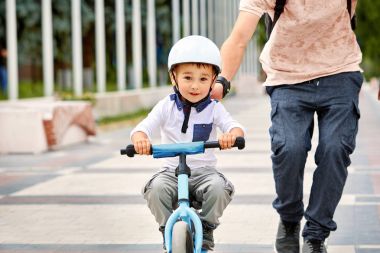 İlk ders binicilik bisiklet. Baba oğlu Bisiklete binmeyi öğretmek.