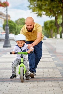 İlk ders binicilik bisiklet. Baba oğlu Bisiklete binmeyi öğretmek.