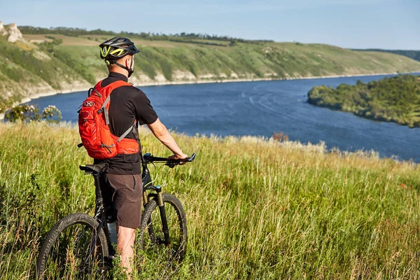 Cestovatel má adventur na louce na riverside — Stock fotografie