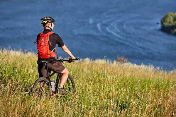 Gezgin adventur çayır on riverside üzerinde vardır